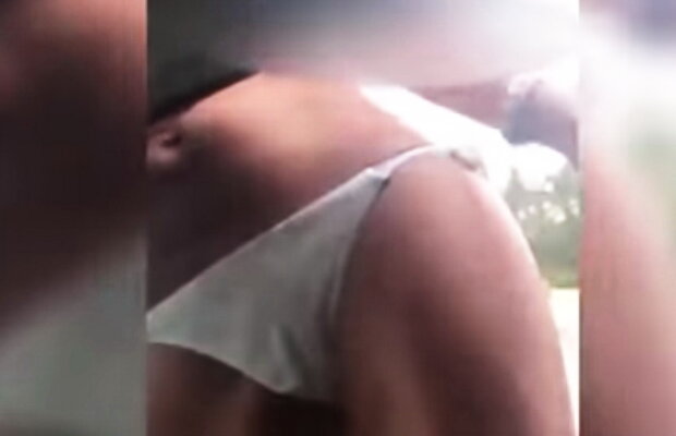 VIDEO S-a filmat în timp ce ieșea pe geamul mașinii în sânii goi! Ce a urmat este de groază!