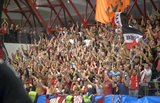 FOTO Suporterii dinamoviști și-au pierdut răbdarea și cer demisia unui om important din club: "Piticule antipatic și impertinent, demisia!"