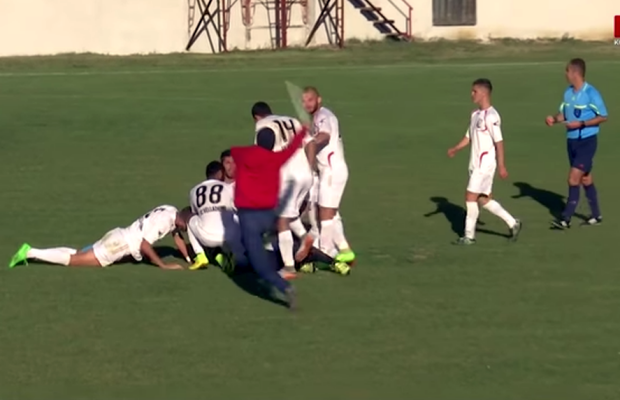 VIDEO Șocant! Suporterii au luat-o razna după ce portarul advers a egalat în minutul 90 » Au intrat pe teren și au lovit jucătorii!