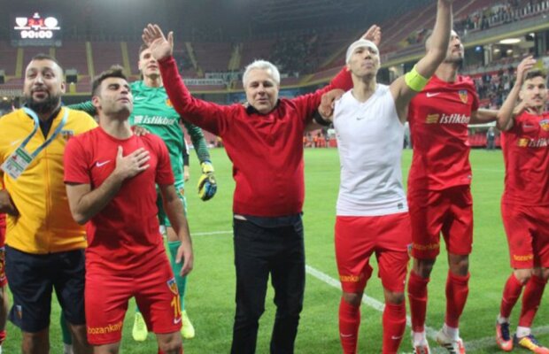 VIDEO A început nebunia și la turci! Șumudică a pupat arbitrul după victoria de aseară!