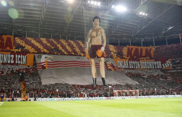 VIDEO Nervi în Galatasaray - Fenerbahce: fanii Cim Bom au aruncat cu obiecte în arbitru, iar jucătorii adverși l-au protejat » Coregrafie fabuloasă făcută de suporterii gazdelor