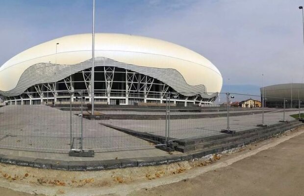 FOTO Eforturi disperate pentru ca CSU Craiova - FCSB să se joace pe noul stadion! Se lucrează și noaptea: "Începând de vineri dimineață se muncește cu personal suplimentat, în câte trei ture"