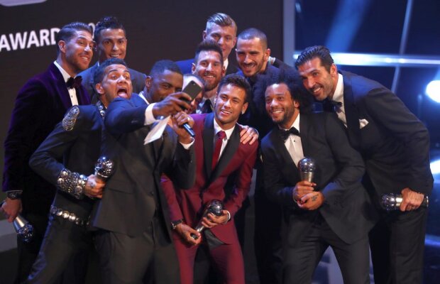GALERIE FOTO Premiile FIFA pe 2017 » Cristiano Ronaldo a luat marele trofeu: "E un moment extraordinar pentru mine" + Cum arată cel mai bun ”11” al anului