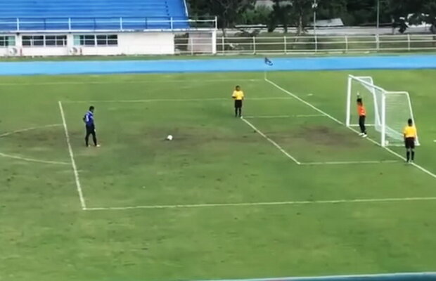 VIDEO Scene de tot râsul. S-a bucurat prematur că a apărat mingea, însă ce a urmat l-a costat meciul!