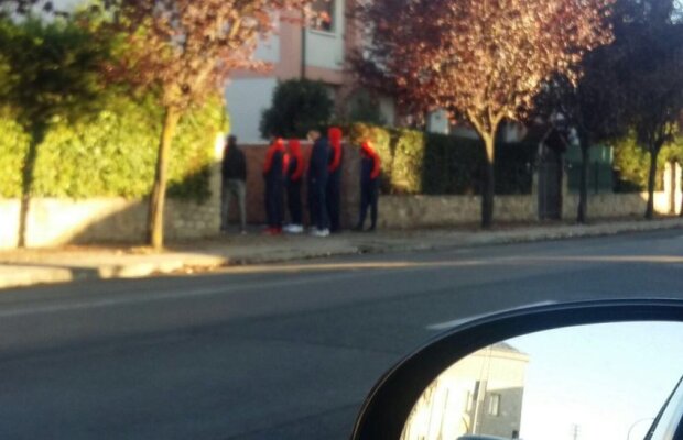 FOTO Antrenorul și-a dat demisia, dar jucătorii s-au mutat în fața casei: "Nu-i vina lui că noi nu suntem în stare să ne mișcăm fundul"