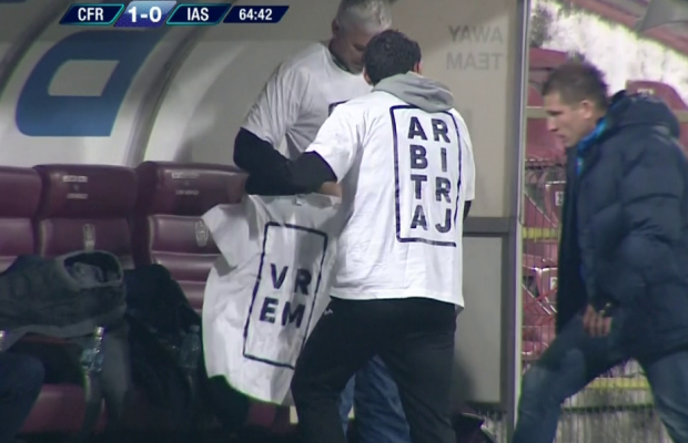 FOTO Scandal la meciul dintre CFR Cluj și Poli Iași! Ieșenii au venit cu tricouri speciale pentru a protesta împotriva arbitrajului și au întrerupt meciul