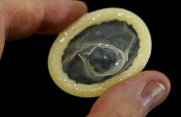 A înghițit un prezervativ! Motivul e incredibil