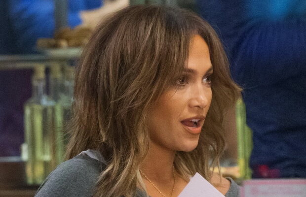 GALERIE FOTO Jennifer Lopez, în ipostaze mai puțin demne de o divă. Uite ce a putut să facă într-un restaurant!