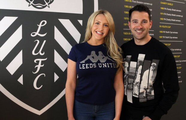 FOTO Ea sparge audiențele la Leeds TV! Cine e blonda sexy care îi încântă pe suporterii britanici