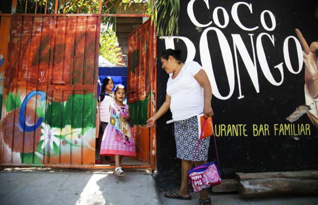 O școală din Mexic se transformă noaptea într-un bar!