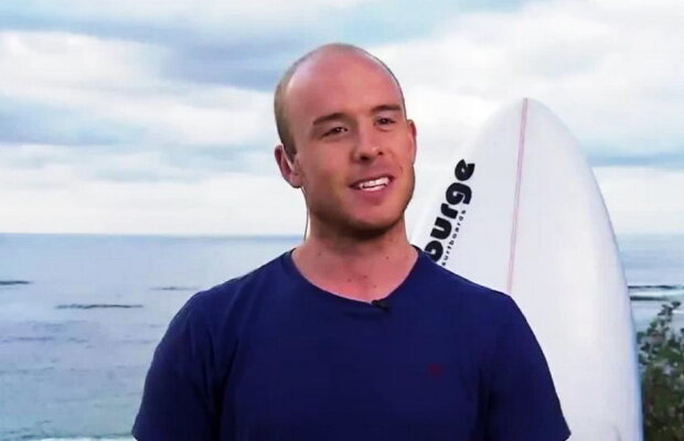 VIDEO A scăpat cu viaţă din colţii unui rechin dându-i un pumn în nas