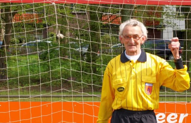 FOTO Guiness Book mai așteaptă! Ghinion teribil pentru arbitrul de 80 de ani: s-a accidentat înaintea meciului 3.000