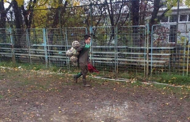 EXCLUSIV // FOTO ȘOCANT! Cum arată fotbalul juvenil din București în 2017 » Dinamo a jucat pe un teren mizerabil, iar o altă echipă a refuzat să dispute partida: "Această orezărie e o rușine!"