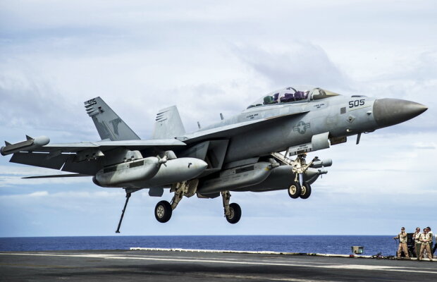 FOTO & VIDEO Gest obscen făcut de un pilot al US Navy. Ce a desenat pe cer a provocat râsul întregii lumi