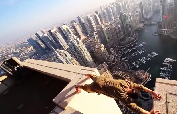 VIDEO Unii oameni ar face orice pentru adrenalină. Imaginile sunt greu de privit!