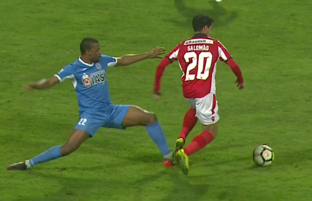 FOTO Penalty cu scandal în Dinamo - Poli Iași » Un jucător a fost eliminat