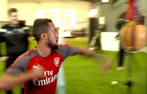 VIDEO Walcott dă cu pumnul mai tare decât campionul mondial la box! » Fotbalistul din Premier League care a dat aparatul peste cap şi cum s-a descurcat "fiara" Akinfenwa