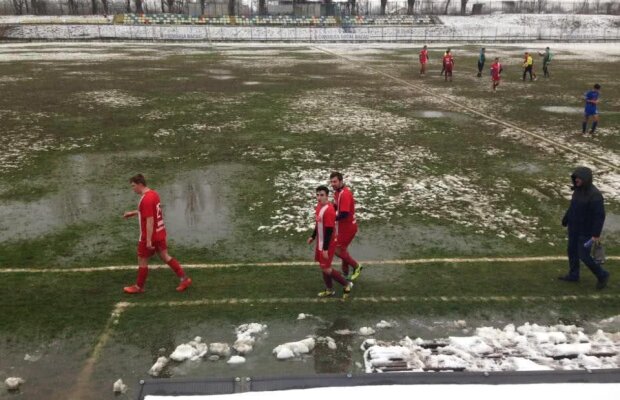 GALERIE FOTO Senzații tari din România: cum arăta stadionul pe care s-a jucat azi » Măcar fotbaliștii au avut simțul umorului