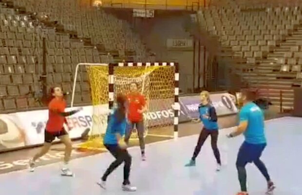 VIDEO EXCLUSIV Contra, te uiți?! Cristina Neagu şi compania au făcut spectacol la antrenamentul de astăzi! Jonglerii peste Liga 1 :)