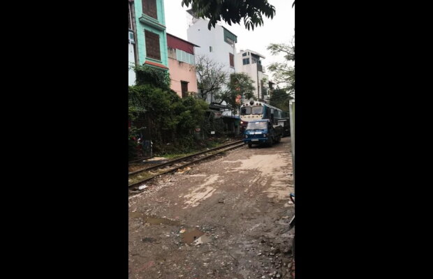 VIDEO A parcat furgoneta prea aproape de linia ferată. Iată ce a pățit mașina