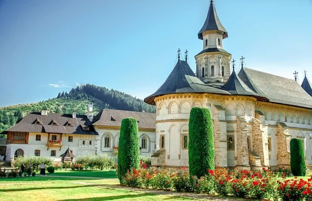 VIDEO Cea mai titrată echipă din istoria NBA, vizită la Mânăstirea Putna » Gafa care a cucerit internetul: "Voi contra Ștefanii The Big" :)