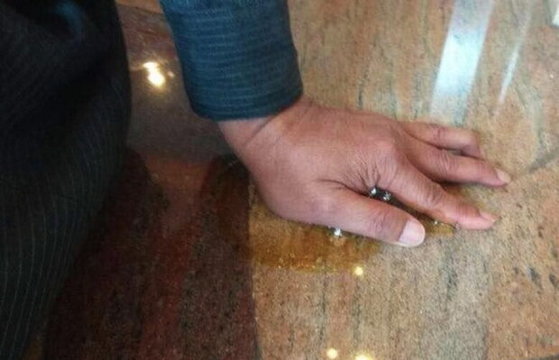 FOTO Şi-a lipit mâna dreaptă de podea în semn de protest după ce a fost concediat