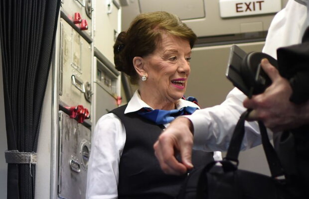 Această însoțitoare de bord traversează cerul de peste 60 de ani!