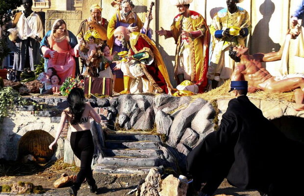 VIDEO De necrezut! O femeie în sânii goi a vrut să fure păpuşa care îl simbolizează pe Iisus