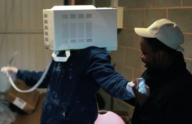 VIDEO Şi-a cimentat capul într-un cuptor cu microunde şi a fost la un pas să moară. Totul a fost filmat şi a ajuns pe internet