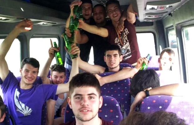 Revoltător: federația face presiuni mari pentru suspendarea minorului care a povestit cum a fost abuzat fizic și psihic, dar lasă antrenorul agresor în pace + Încă o dovadă foto: minorii consumă alcool în autocar