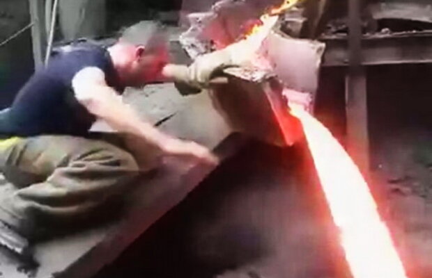 VIDEO Ce nu ar trebui să faci cu metalul topit