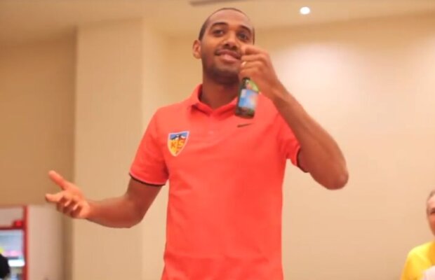 VIDEO Șumudică nu mai e șef » Lecție de la William De Amorim: cum să cucerești vestiarul utilizând doar o sticlă: "Hai, bagă!"