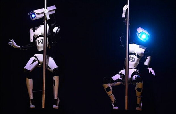 Las Vegasul surprinde din nou. Are stripăriţe-robot!