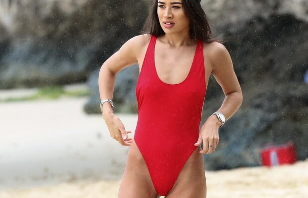 GALERIE FOTO Montana Brown, senzațională pe plajă!