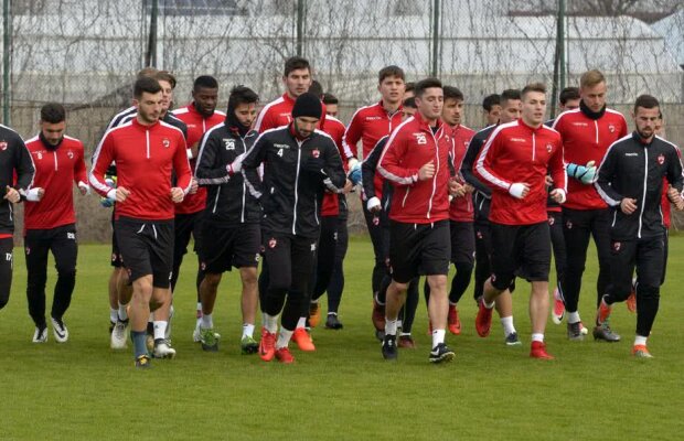 EXCLUSIV Cel mai ciudat caz din Liga 1! Miriuță l-a exclus din lot, dar fotbalistul nu poate pleca vreodată de la Dinamo! 