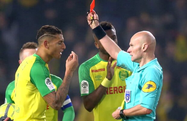 Out 9 luni! Arbitrul care a faultat un jucător de la Nantes va fi obligat să se retragă după 20 de ani de carieră