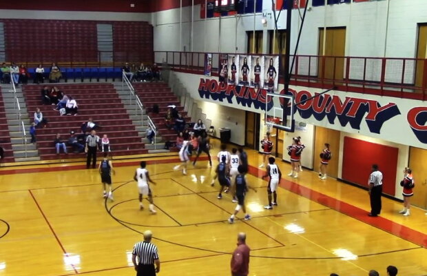 VIDEO Moment rușinos pe terenul de baschet! Unui arbitru i-a zburat peruca!