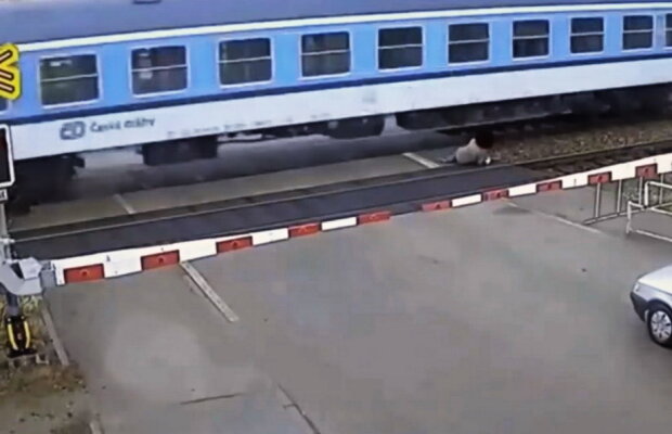 VIDEO Ei sunt cei mai norocoşi oameni din lume: au trecut "la mustaţă" pe lângă moarte!