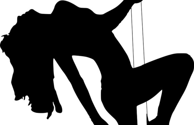 VIDEO Imagini scandaloase! Stripperițe aduse la aniversarea unui copil de 13 ani, chiar de tatăl său