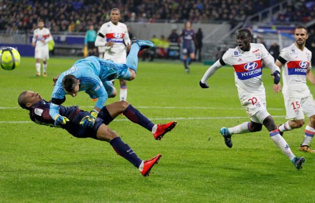 VIDEO Panică la PSG! Mbappé, izbit de portarul advers cu genunchii în piept! N-a mai putut continua partida