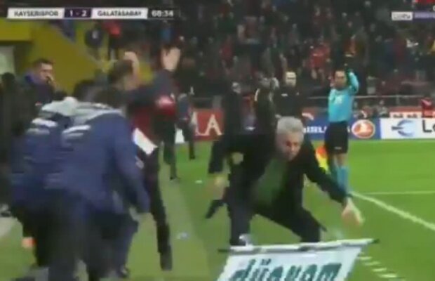 VIDEO + FOTO Moment amuzant cu Șumudică la meciul cu Galatasaray » Cei doi care l-au scos din sărite pe tehnician