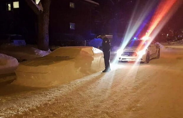 Imagini amuzante din Montreal. Polițiștii au confundat o mașină din zăpadă cu una reală!