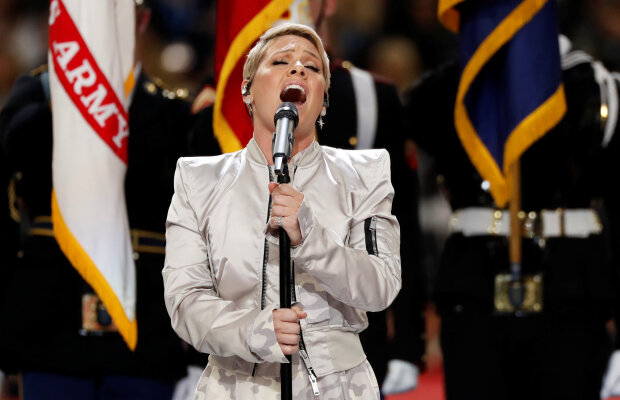 SUPER BOWL: Philadelphia Eagles / VIDEO Pink a răbufnit: "Ești de rahat stând pe canapeaua ta jegoasă"