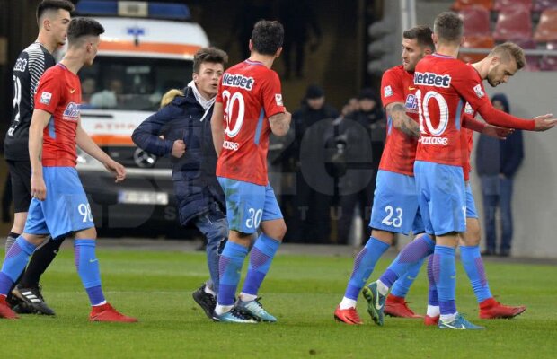 FOTO Ce nu s-a văzut la TV » A intrat pe teren și s-a îndreptat către jucătorii de la FCSB