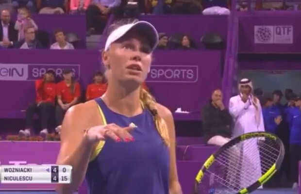 VIDEO Caroline Wozniacki a făcut scandal după revenirea uluitoare a Monicăi Niculescu » S-a dus la arbitru și a imitat-o pe jucătoarea noastră: "Doar așa poate câștiga"