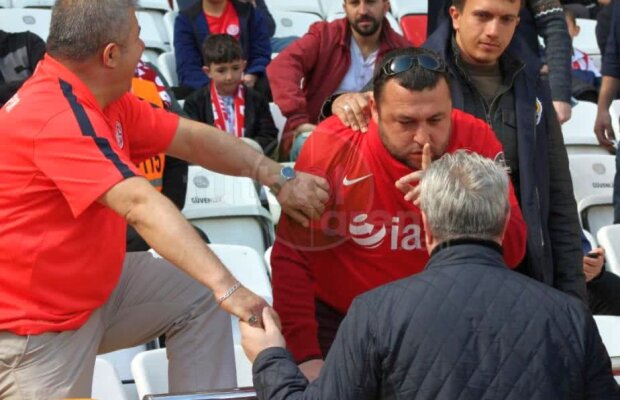 VIDEO + FOTO Șumudică, luat la țintă de fanii lui Antalyaspor!