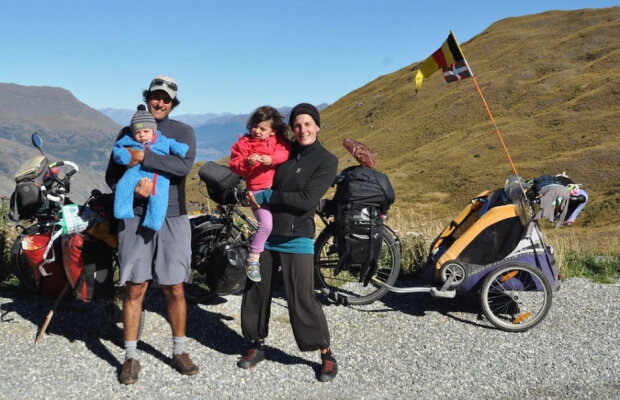 VIDEO Au călătorit cu bicicleta în 55 de țări, pe 5 continente