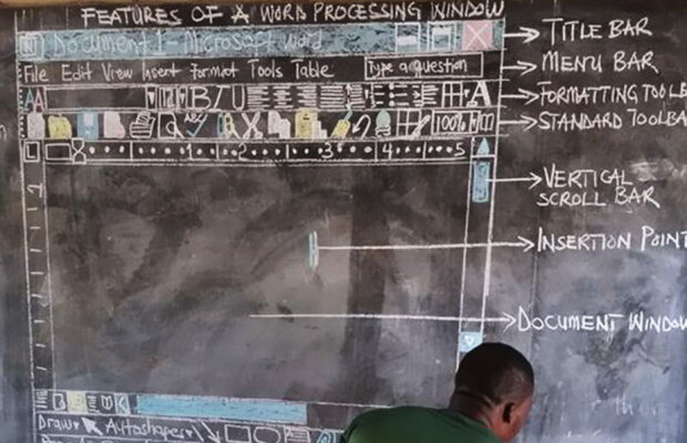 Un profesor a transformat tabla într-un computer. Este uimitor ce face pentru elevii săi!