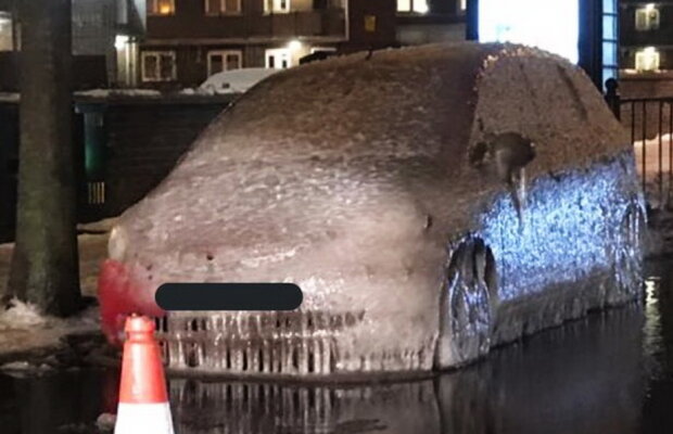 FOTO Fotografii spectaculoase! O maşină a îngheţat complet