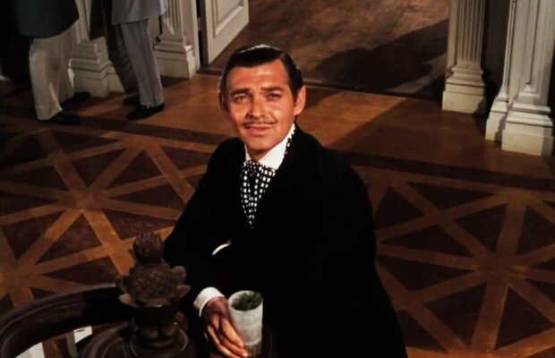 FOTO Cum a apărut George Ogăraru în direct la TV » Rhett Butler sau D'Artagnan? :)